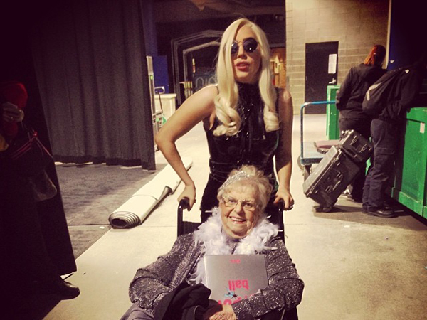Duh, Lady Gaga Dibuat Menangis oleh Seorang Nenek di Konsernya!